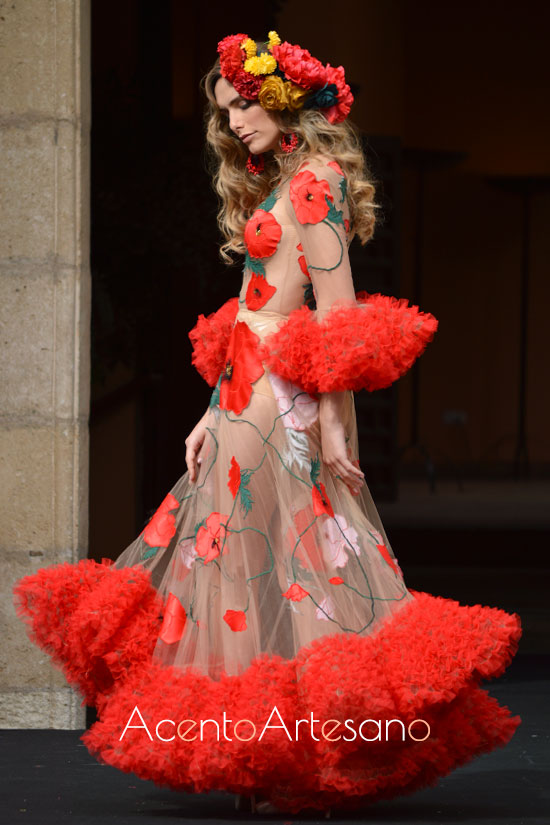 Traje de flamenca en rojo con bordados de flores sobre semitransparencias de Rosapeúla en  Pasarela Flamenca Granada 