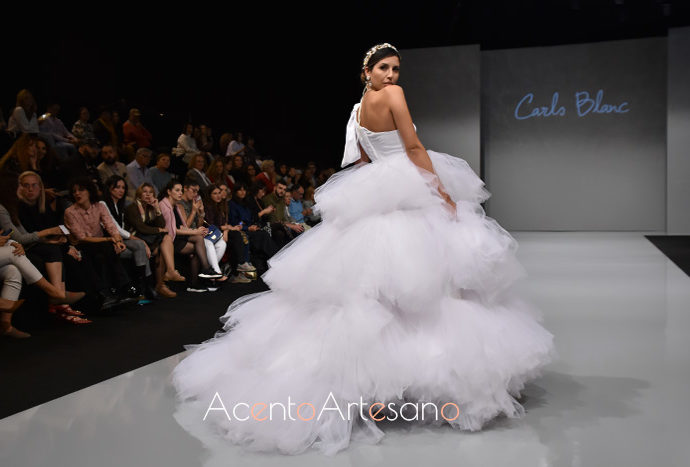 Vestido de novia de volantes de tul de Carls Blanc en Sevilla de Boda 2019