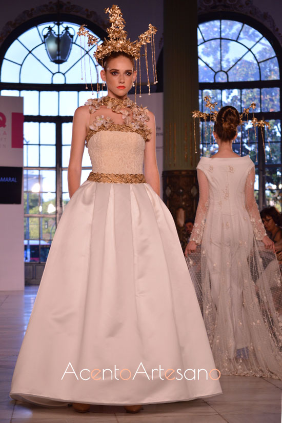 Vestido de novia de Francisco Tamaral con escote ilusión cuajado de flores textiles 