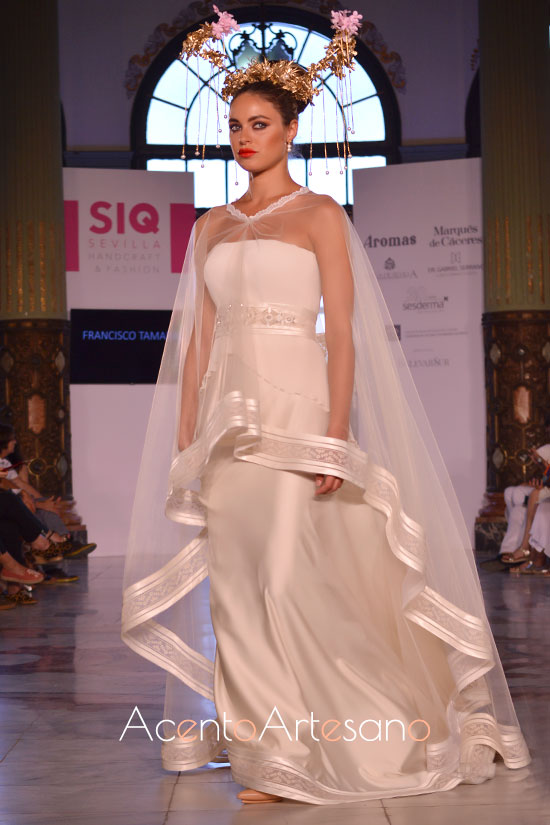 Capa transparente para vestido de novia en blanco de Francisco Tamaral en la pasarela SIQ