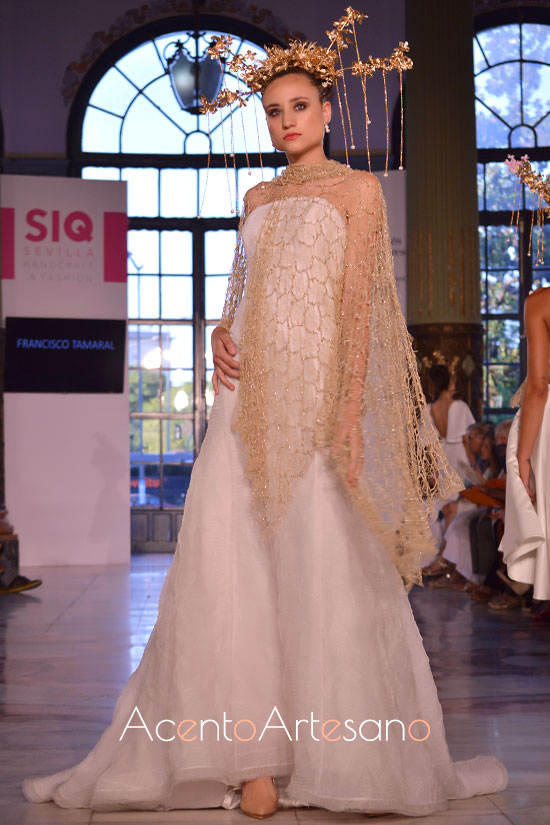 Vestido de novia palabra de honor con capa calada en tono oro de Francisco Tamaral 