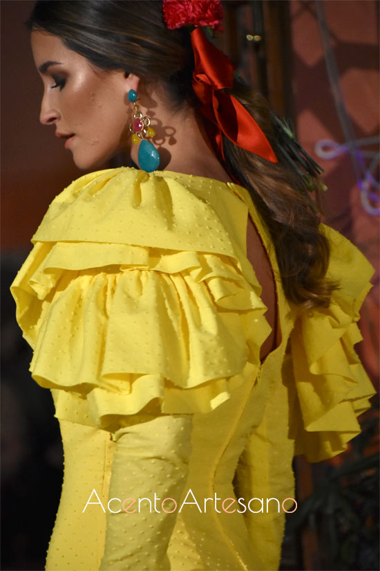 Mangas de volantes al hombro de traje de flamenca amarillo en plumeti de Lina 1960
