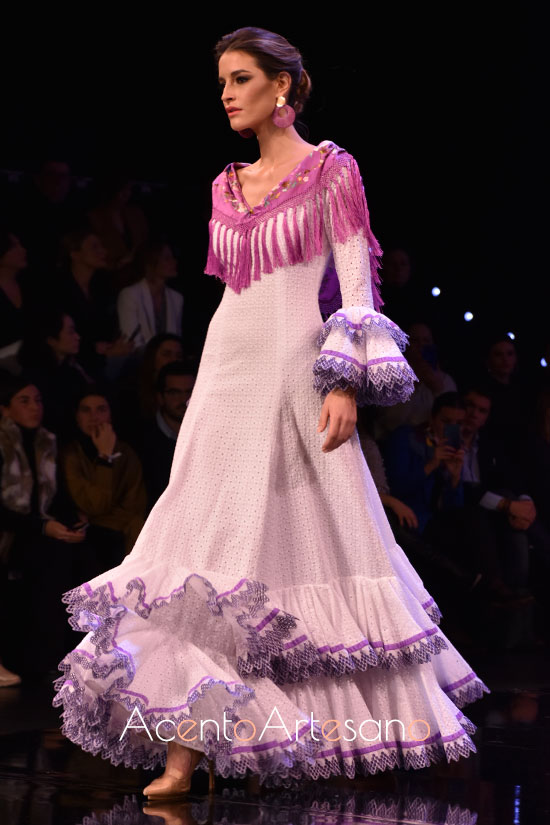 Traje de flamenca en tonos lila con mantoncillo de Miabril en SIMOF 2020