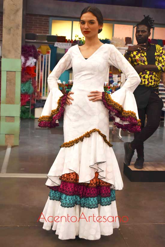 Traje de flamenca blanco con remates al contraste de Rosa, concursante de Aguja Flamenca 