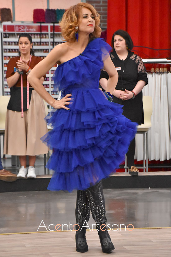 Esther Arroyo vestida de Reveligion y accesorios de Lausett en Aguja Flamenca