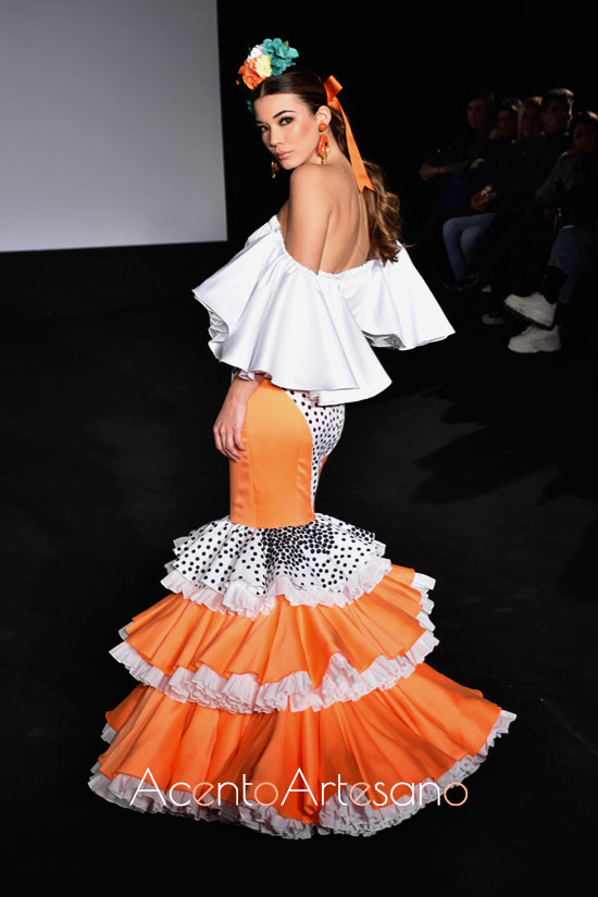 Traje de flamenca dos piezas emn naranja y blanco con escote palabra de honor de Ani Roldán en Emprende Lunares