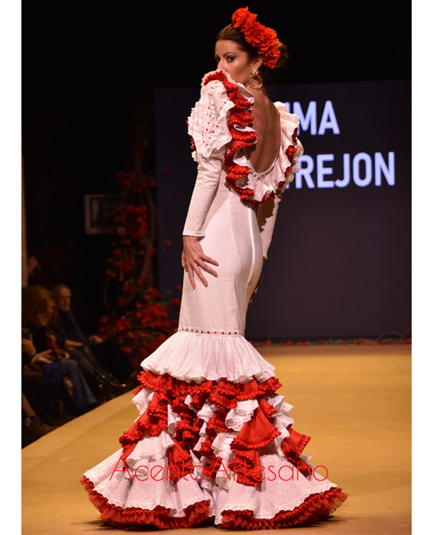 Traje de flamenca blanco con pasacintas y detalles en rojo de Inma Castrejón