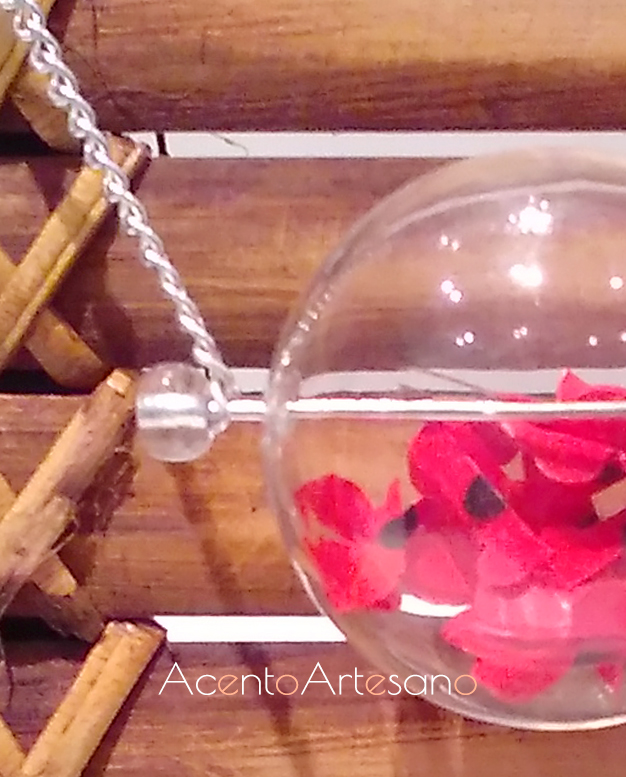 Detalle de colgante transparente con flores rojas de Sweet Minerals