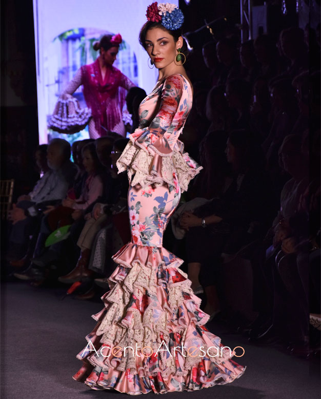 Traje de flamenca estampado con encajes de Carmen Acedo 