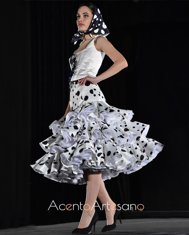 Traje de flamenca tipo Marisol en blanco con lunar negro de Rebeca Moda Flamenca