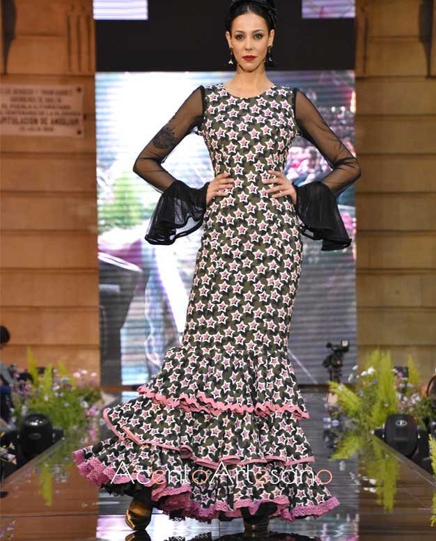 Traje de flamenca con estampado de estrellas de talle bajo de Isabel Perea