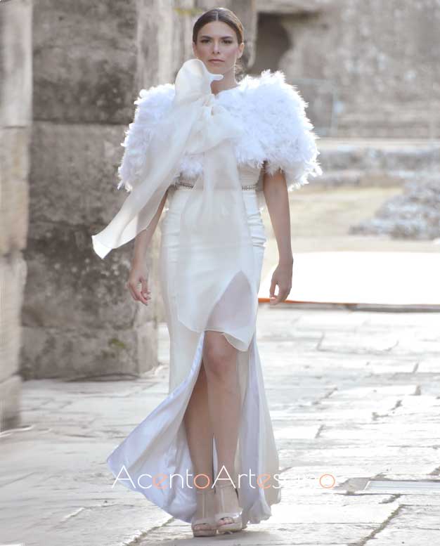 Vestido de novia de silueta sirena con capa de plumas de Inma Castrejón en Code 41 Trenidng 