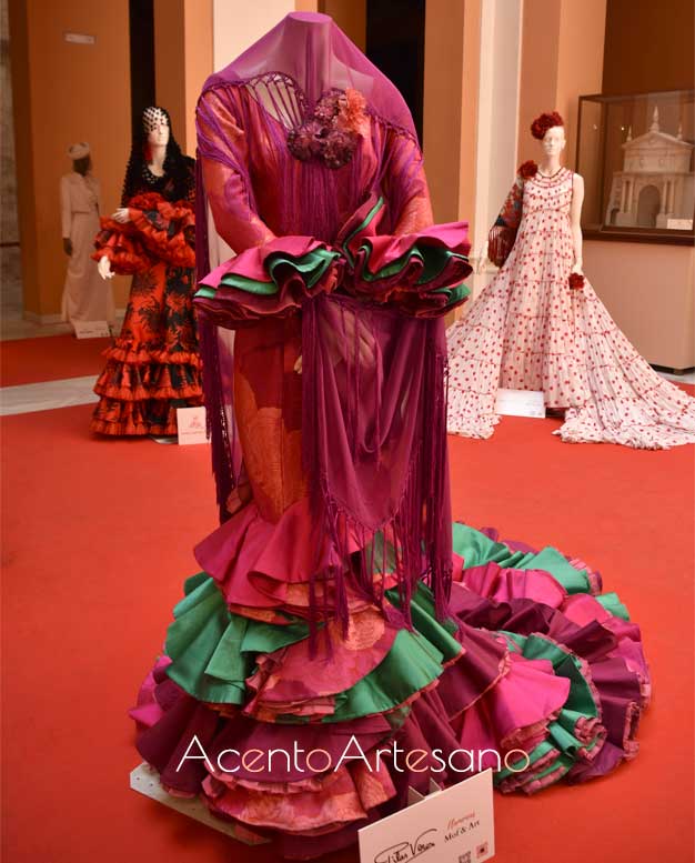 Exposición de diseños de moda flamenca de la asociación Mof&Art en el Ayuntamiento de Sevilla