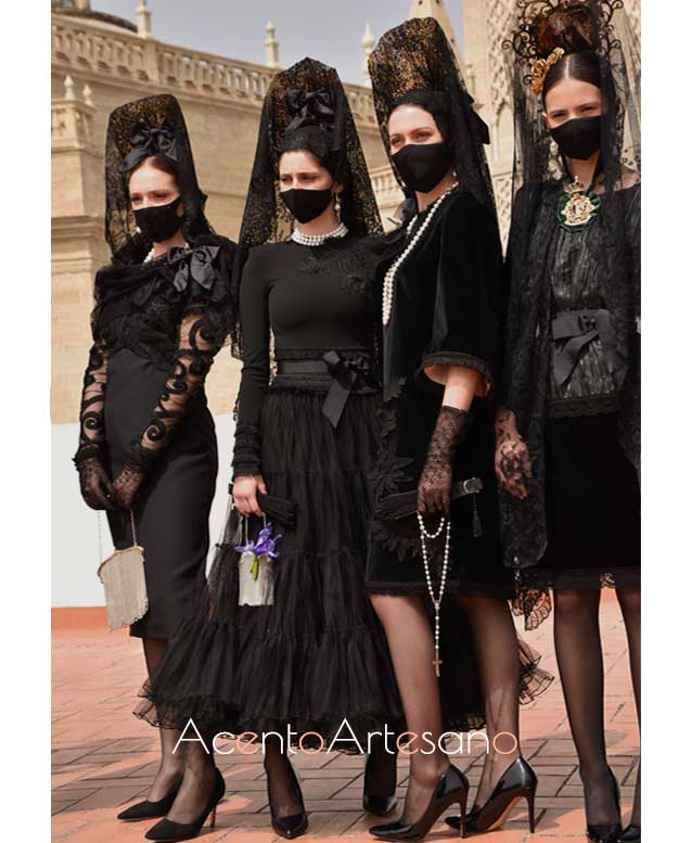 Diseños de vestidos negros para vestir de mantilla de Francisco Tamaral y Carmen Latorre, con complementos de Fina Estampa y mantillas de Foronda. 