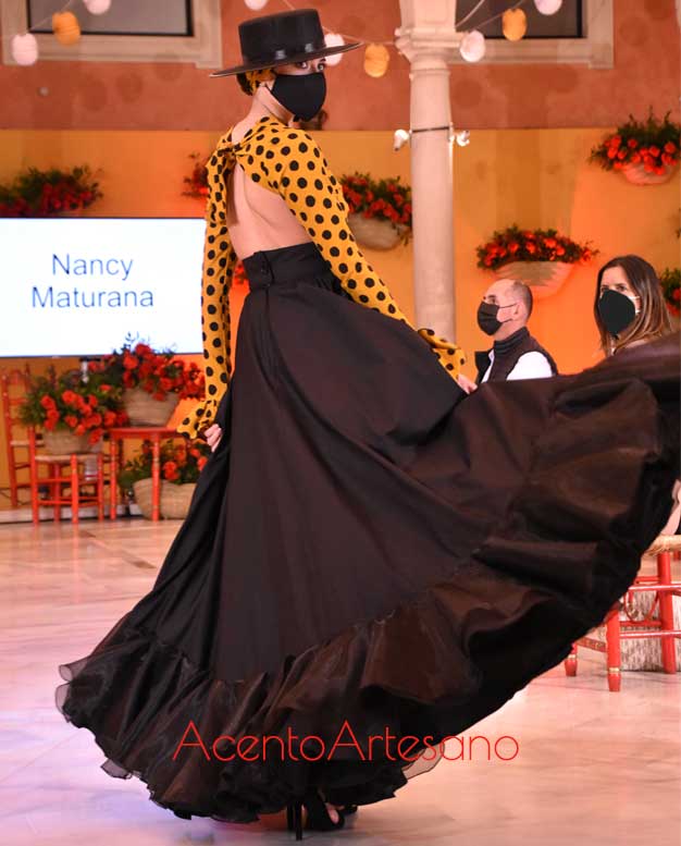 Traje de flamenca de dos piezas con espalda al aire de Nancy Maturana en Emprende Lunares