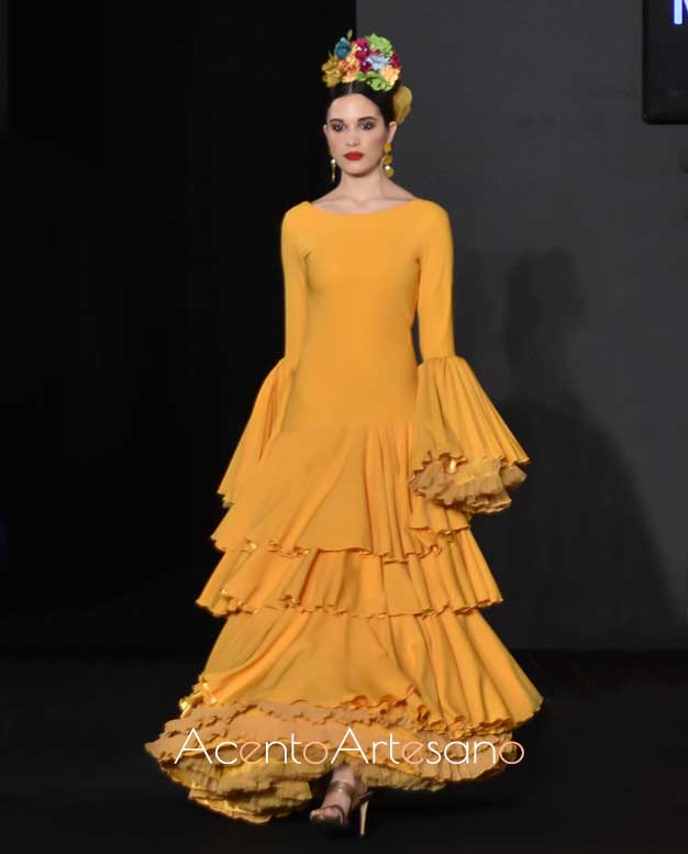 Traje de flamenca de volantes plisados en amarillo o tono ocre de Mar Soriano