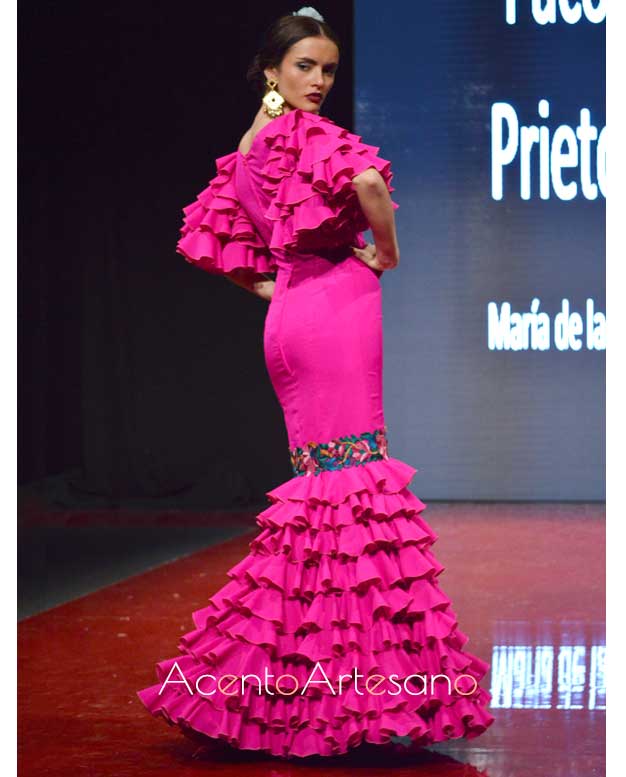 Traje de flamenca de manga corta en buganvilla de Paco Prieto en Pasarela Huelva Flamenca
