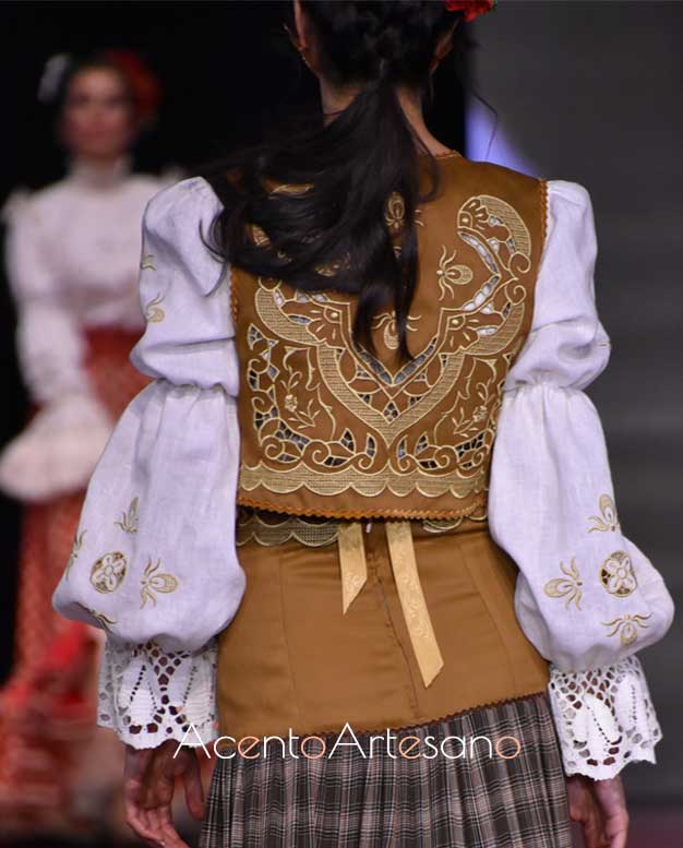 Espalda con calados bordados de Alosno en uno de sus chalecos sin mangas vistos en la colección de trajes de flamenca artesanos de Atelier Rima