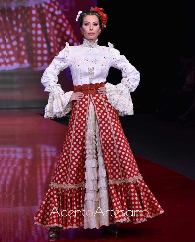 Conjunto rociero de blusa con bordados y calados de Alosno y falda roja de lunares en oro de Atelier Rima