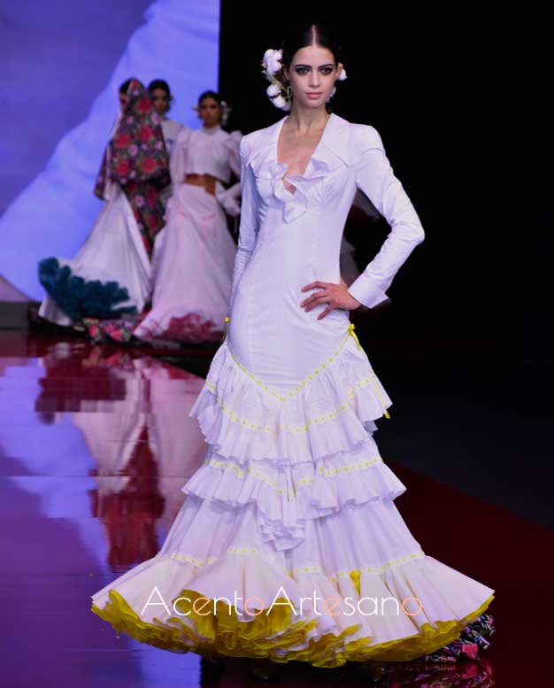 Traje de flamenca de mangas camiseras y enaguas en amarillo de Alejandro Andana en SIMOF 