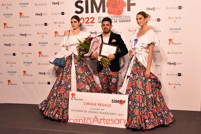 Alejandro Andana en photocall con su premio en Certamen Jóvenes Diseñadores SIMOF 2022
