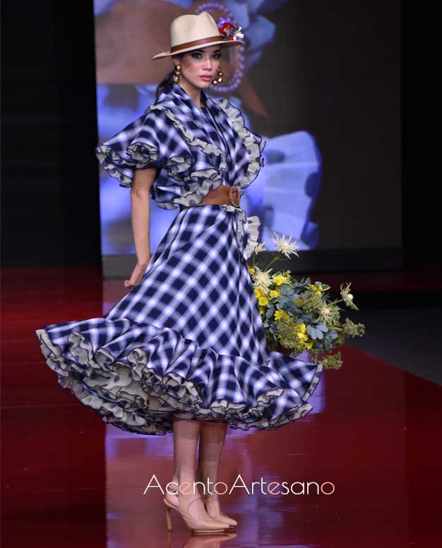 Traje de flamenca de estilo rociero de Carmen Vega en SIMOF 
