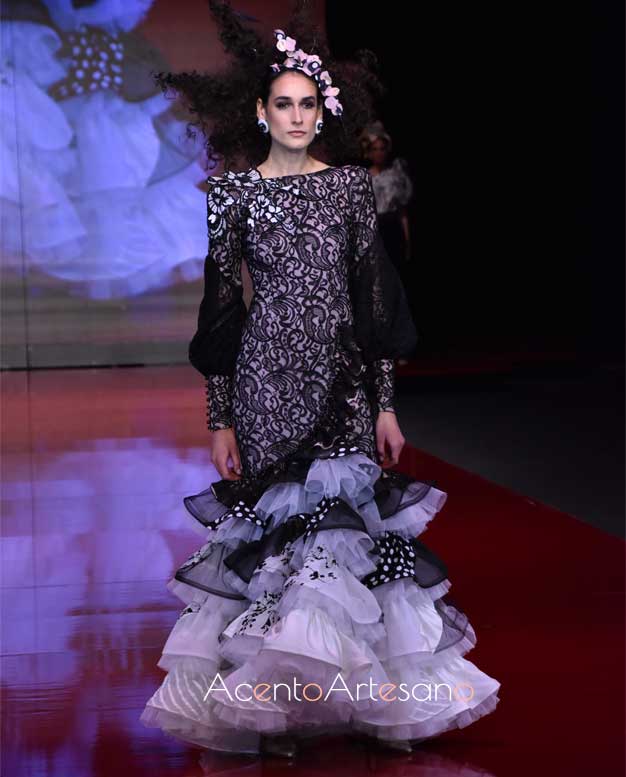 Traje de flamenca de guipur en blanco y negro de Francisco Tamaral