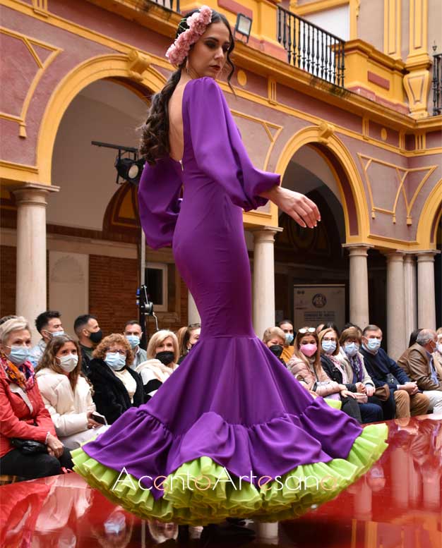 Traje de flamenca morado de Fran Solís en Pasarela Huelva Flamenca 