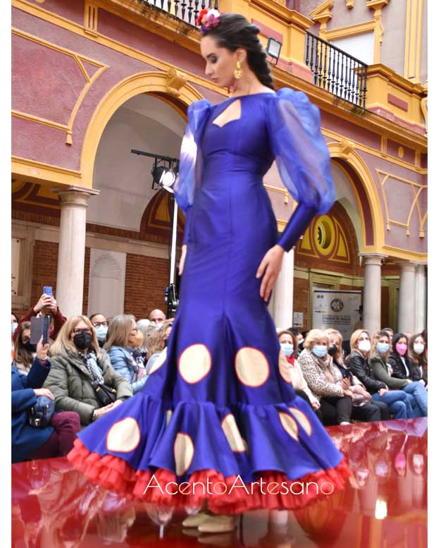 Traje de flamenca evasé en azul eléctrico de Amalia Salomón en Pasarela Huelva Flamenca 