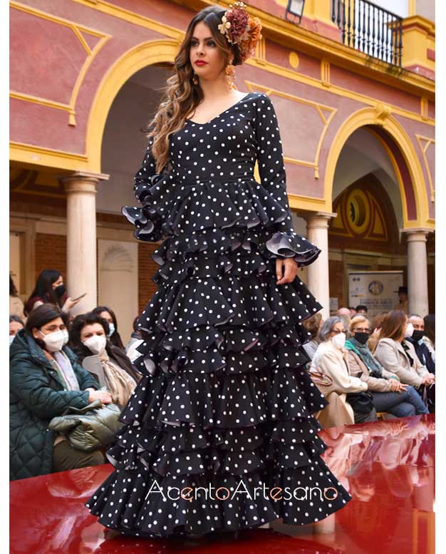 Volantes negros de lunar blanco para flamencas de Carmen Rodríguez en Pasarela Huelva Flamenca