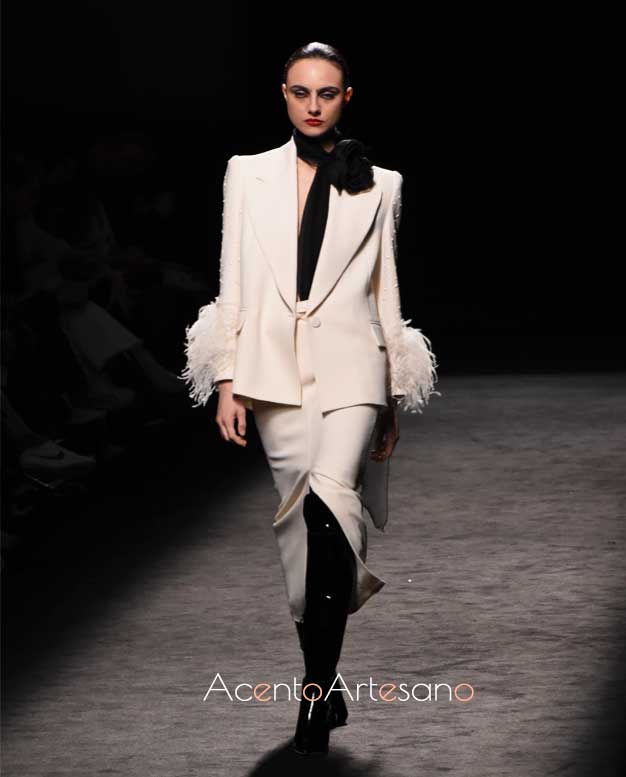 Plumas para chaqueta y falda lápiz en el clásico blanco y negro para este estilismo de Jorge Vázquez en la MBFWMadrid 
