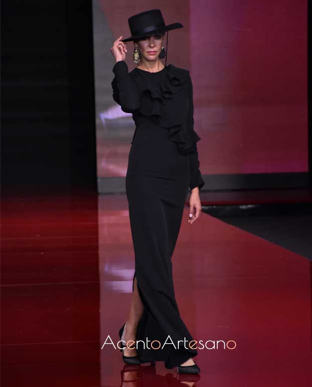 Vestido de noche negro en silueta lápiz con volantes en el talle de Susana Zamora en SIMOF 