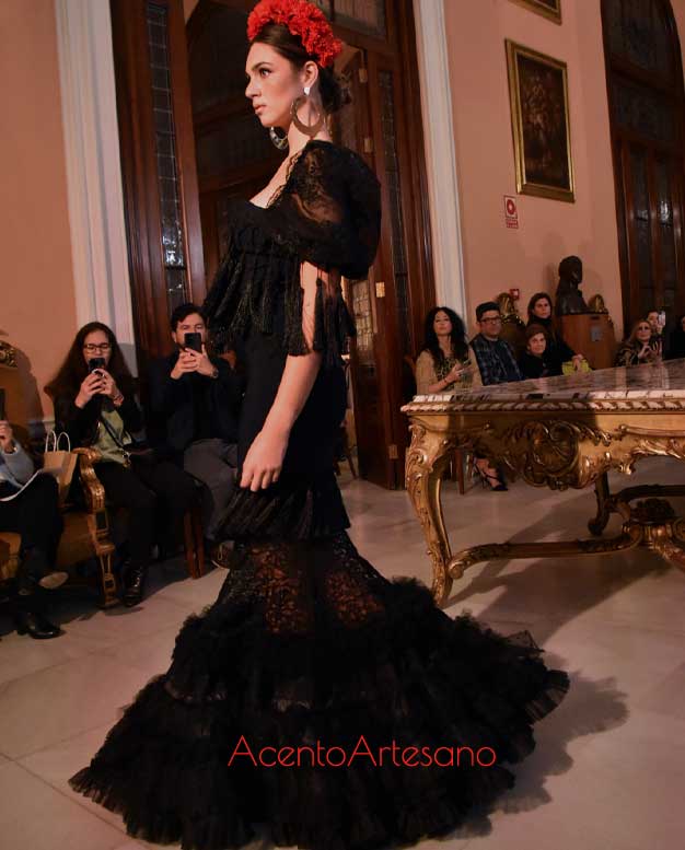Traje de flamenca negro de encajes de Inma Castrejón en Uniqo Qlamenco