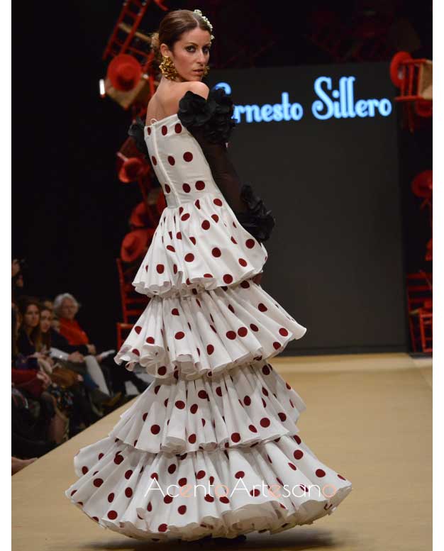 Traje de flamenca de talle alto de Ernesto Sillero en Pasarela Flamenca Jerez