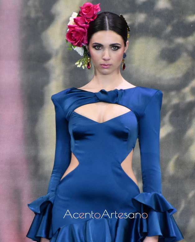 Detalle del cuerpo con escote lazo para traje de flamenca en azul añíl de Beatriz Benítez en SIMOF