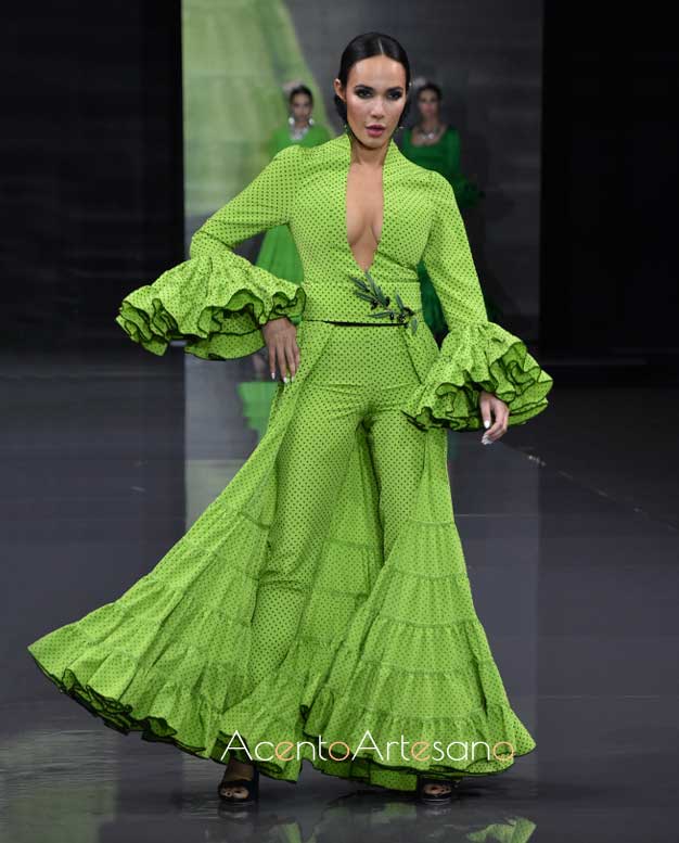 Estilismo flamenco de vestido abierto de vuelo canastero y pantalones en tono verde wasabi con lunar negro de Carmen Latorre