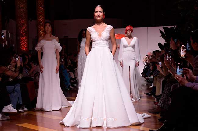 Novias minimalistas de vuelos ligeros en Atelier Couture