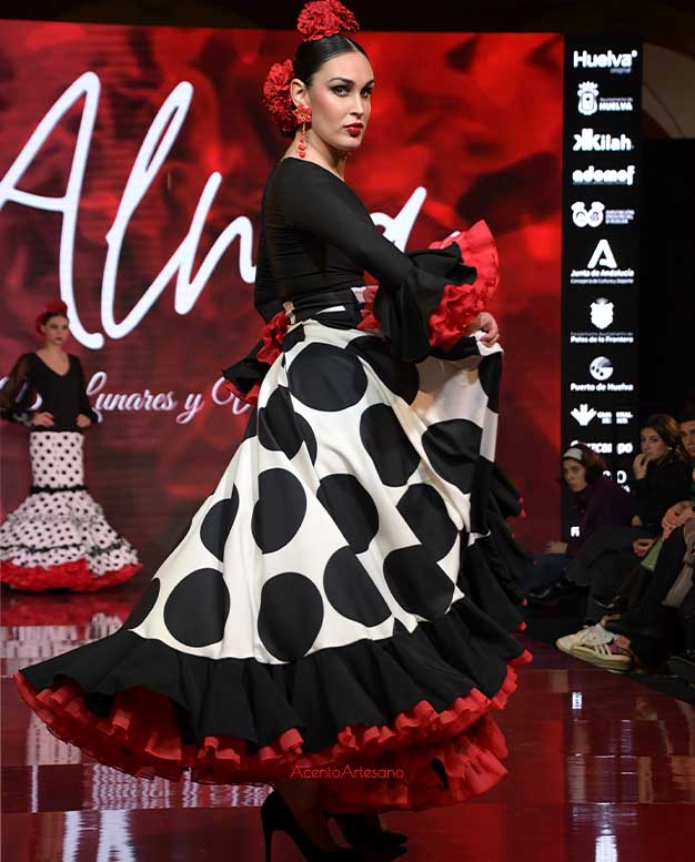 Traje de flamenca de dos piezas, con falda setentera y lazada y cuerpo cruzado diseñador por De Lunares y Volantes en Huelva Flamenca