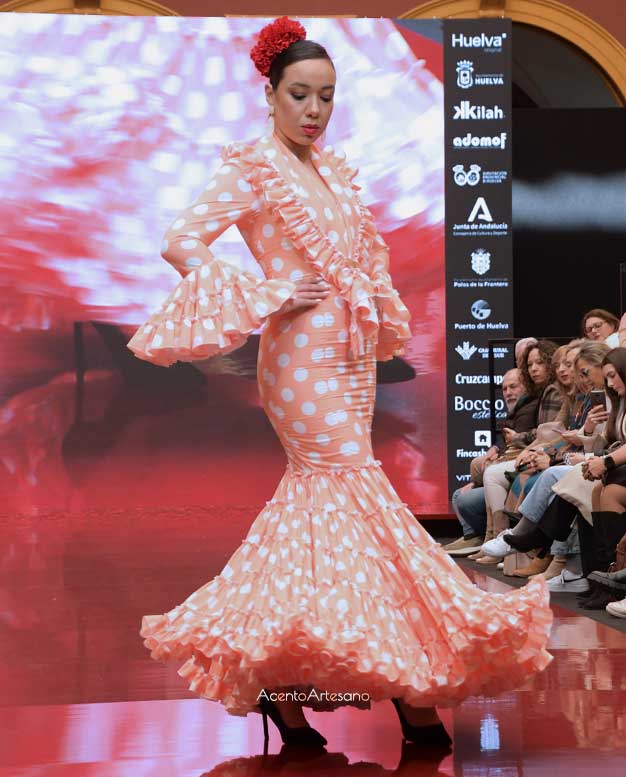 Traje de flamenca de talle bajo y lunares blancos de Entre Lirios y Azahares en Huelva Flamenca