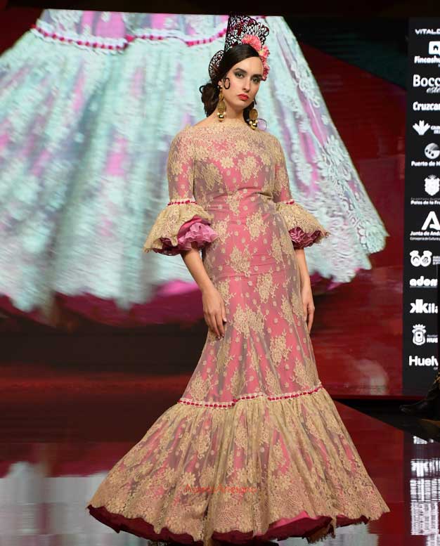 Traje de flamenca en buganvilla con sobre vestido de encaje antiguo de Paco Prieto en Huelva Flamenca