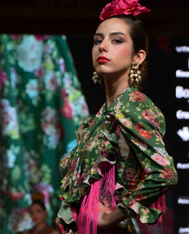 Traje de flamenca con estampado de flores de Revuelo Ubaldo en Huelva Flamenca