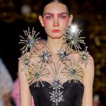 Corona de espinas y sudario para Fervor de Juana Martín en la Semana de la Alta Costura de París