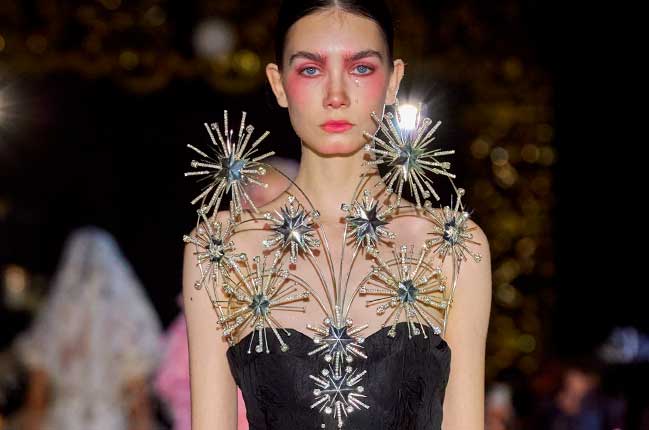 Corona de espinas y sudario para Fervor de Juana Martín en la Semana de la Alta Costura de París