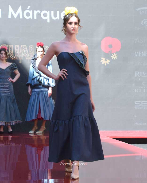 Traje de flamenca vaquero de escote corazón de Lucía Márquez en Huelva Flamenca