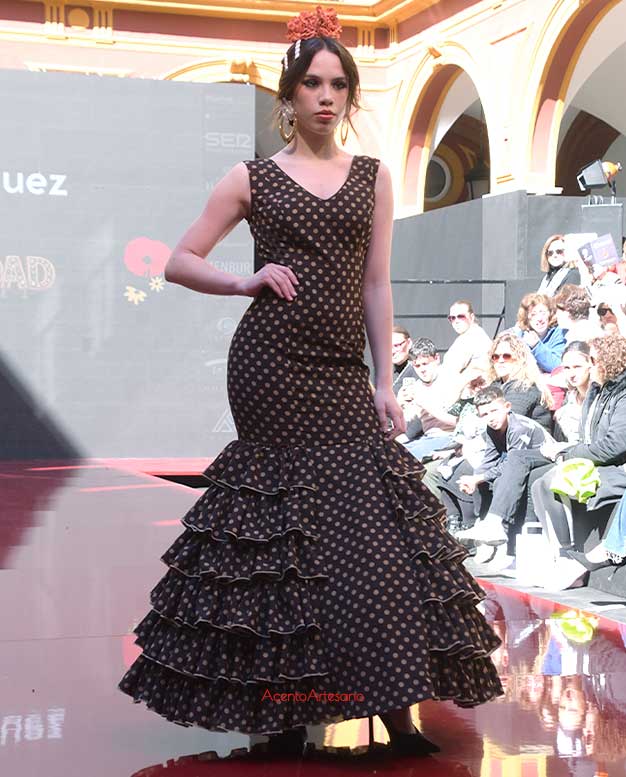 Traje de flamenca de lunares con volantes sólo en los costados de Lucía Márquez en Huelva Flamenca