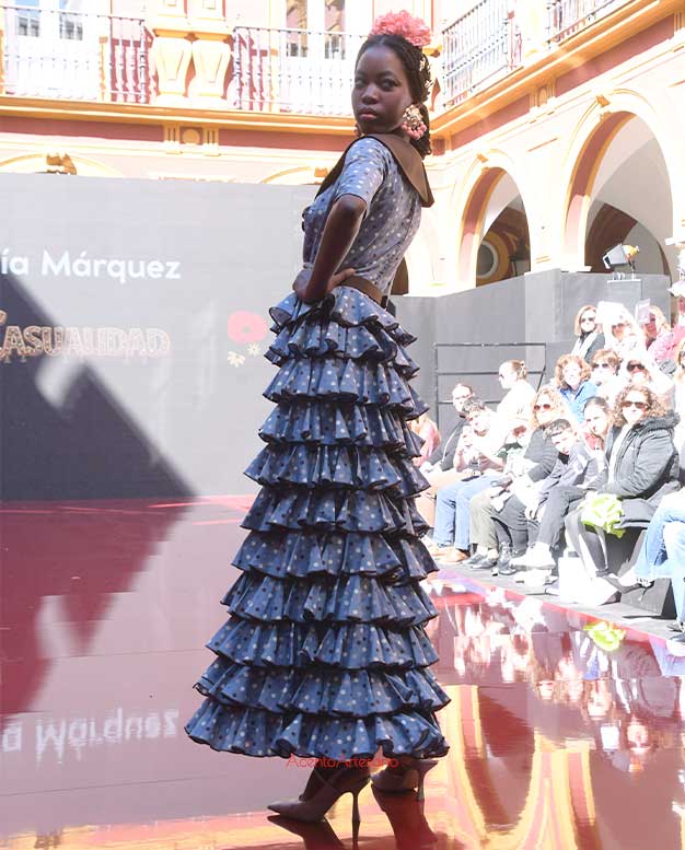 Traje de flamenca de silueta sirena y cuerpo de chaquetilla y cinturón de Lucía Márquez