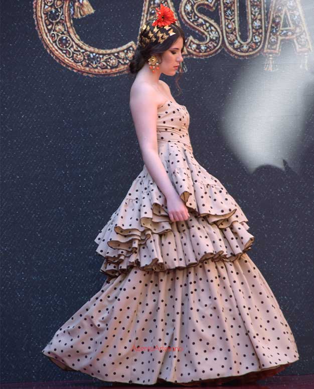 Traje de flamenca de lunares y escote palabra de honor de Lucía Márquez