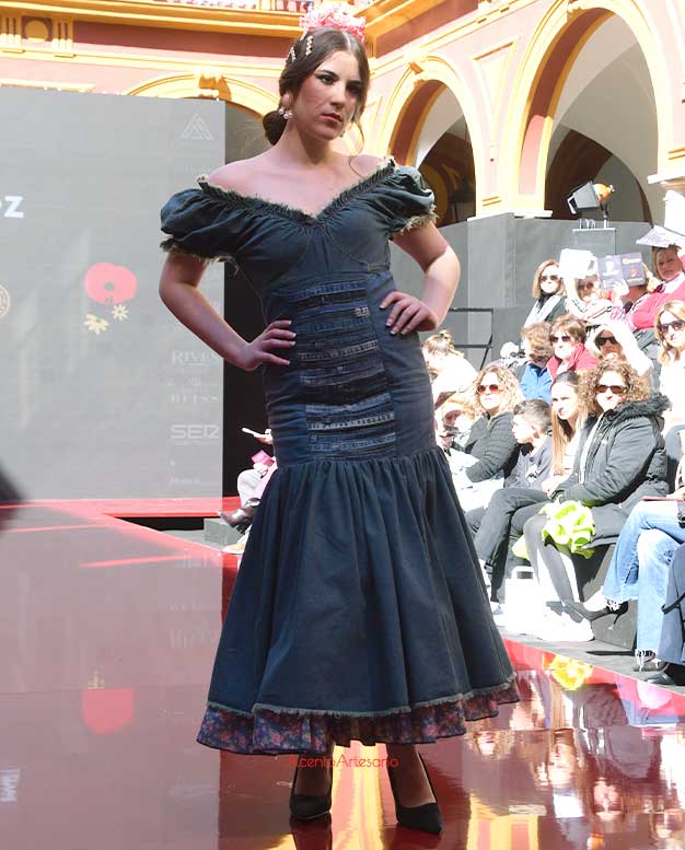 Traje de flamenca vaquero con piezas recicladas de Lucía Márquez