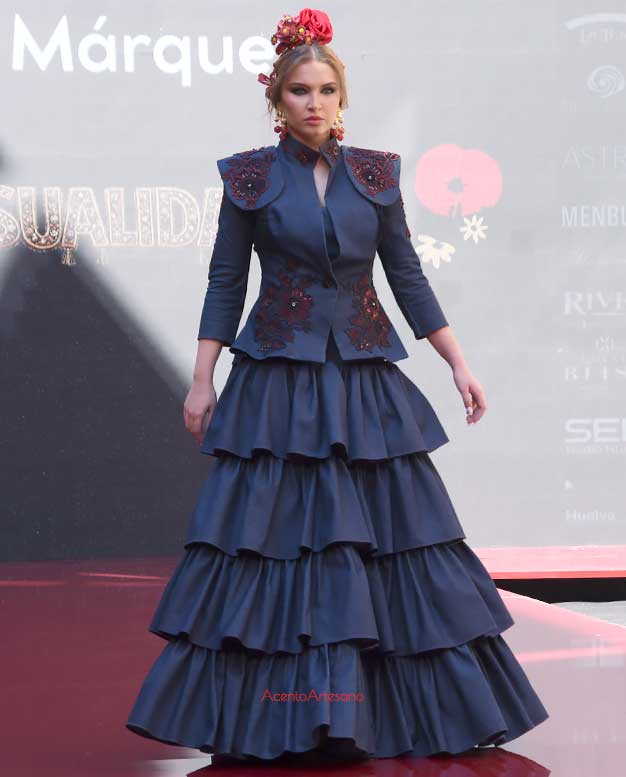 Traje de flamenca con chaqueta de hombreras bordadas de Lucía Márquez